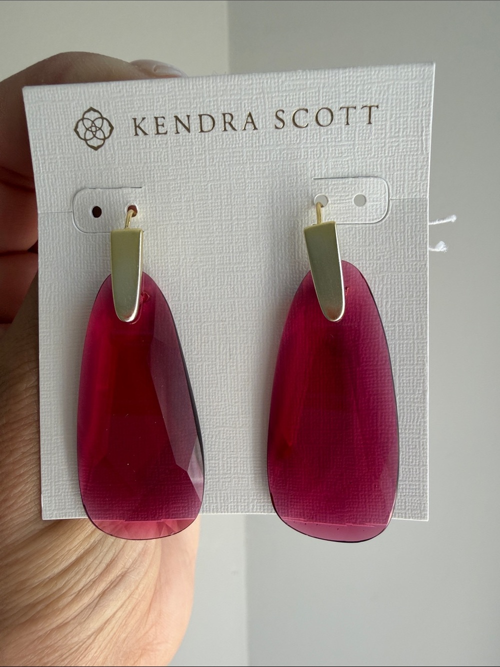 NWT Kendra Scott Magenta Lucite Drop Earrings with Gold Accents
